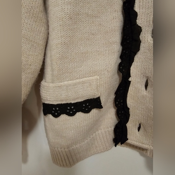 Button up cardigan with lace details - Picture 3 of 6
